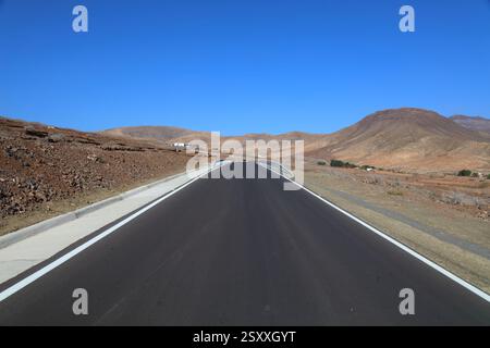 Strada di montagna asfaltata appena ristrutturata nell'interno dell'isola di Fuerteventura nelle Isole Canarie, Spagna. Foto Stock