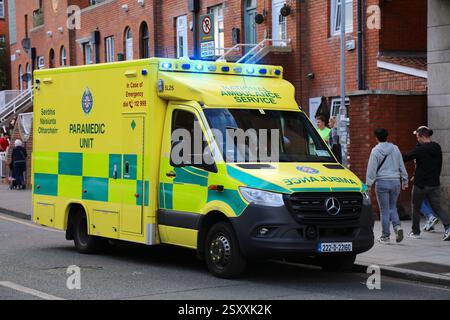 DUBLINO, IRLANDA - 6 LUGLIO 2024: Unità paramedica Mercedes-Benz ambulanza del National Ambulance Service a Dublino, Irlanda. Foto Stock