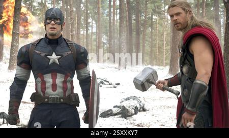 AVENGERS; AGE OF ULTRON 2015 Walt Disney Studios Motion Pictures film con Chris Hemsworth a destra nel ruolo di Thor e Chris Evans nel ruolo di Capitan America Foto Stock
