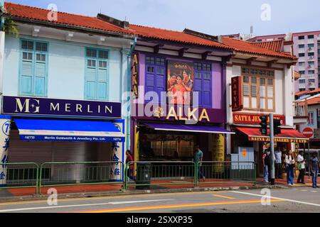 CITTÀ DI SINGAPORE, SINGAPORE - 11 MARZO 2024: Le persone visitano i negozi nel quartiere Little India della città di Singapore. Foto Stock