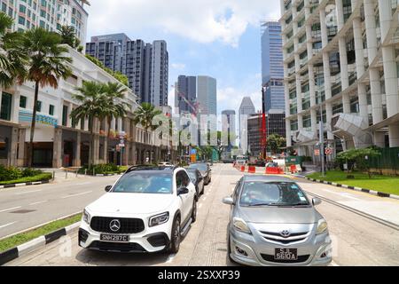 CITTÀ DI SINGAPORE, SINGAPORE - 11 MARZO 2024: Traffico di Middle Road nel quartiere Rochor della città di Singapore. Foto Stock