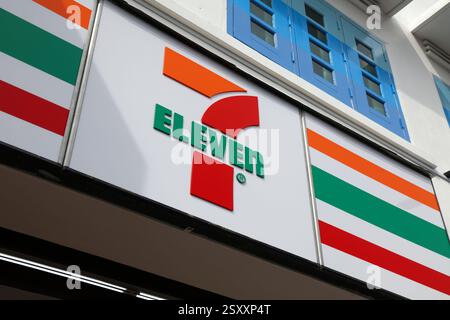 SINGAPORE, SINGAPORE - 11 MARZO 2024: Minimarket 7-Eleven nella città di Singapore. Foto Stock