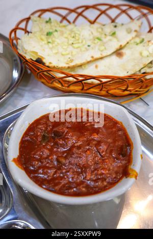 Cibo indiano a Singapore. Masala di montone con pane naan servito in un ristorante indiano a Little India. Foto Stock