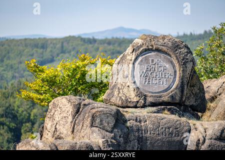 Piazza della Danza delle streghe, Germania - 27 agosto 2024: Vicino alla Piazza della Danza delle streghe si trova un memoriale per lo scrittore Heinrich Ernst Wachter (1871-1945). Foto Stock