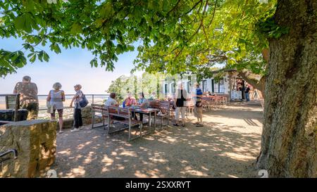 Piazza della Danza delle streghe, Germania – 27 agosto 2024: Molti turisti visitano i negozi e il parco giochi della Piazza della Danza delle streghe (montagne di Harz, Germania). Foto Stock
