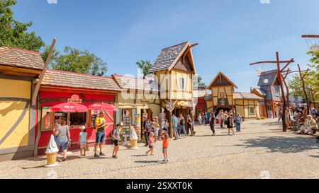 Piazza della Danza delle streghe, Germania – 27 agosto 2024: Molti turisti visitano i negozi e il parco giochi della Piazza della Danza delle streghe (montagne di Harz, Germania). Foto Stock