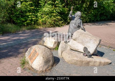 Thale, Germania – 27 agosto 2024: A Thale è un sentiero escursionistico con sculture di figure della mitologia tedesca come questo monaco di montagna (Bergmönch) Foto Stock