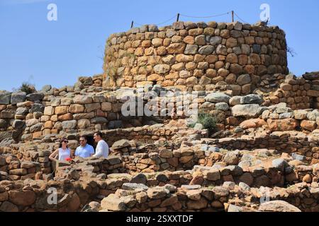SARDEGNA, ITALIA - 25 MAGGIO 2023: I turisti visitano Nuraghe la Prisgiona nei pressi di Arzachena in Sardegna. Complesso monumentale nuragico dell'antica civiltà neolitica Foto Stock