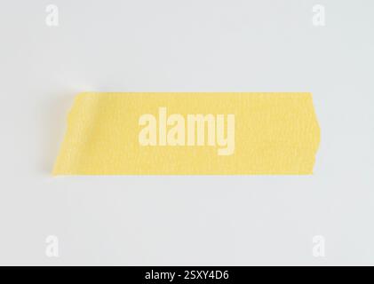 primo piano di un nastro adesivo giallo isolato su bianco. Foto di alta qualità Foto Stock
