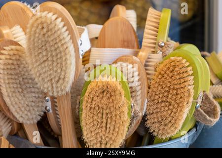 Spazzole in legno naturali per massaggi e cura della pelle, in bambù e setole naturali. Accessorio ecologico per spa e benessere Foto Stock