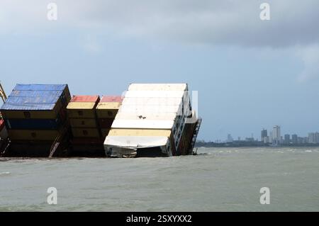 Nave container chitra inclinata pericolosamente in collisione in mare, Bombay Mumbai, Maharashtra, India 9 agosto 2010 Foto Stock
