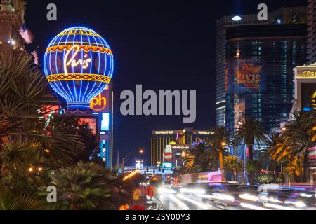 Las Vegas, Nevada. 16 maggio 2010: Viale di Las vegas di notte che mostra la mongolfiera del casinò di parigi e il traffico Foto Stock