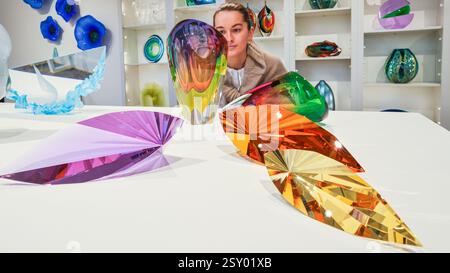 Londra, Regno Unito. 26 febbraio 2025. Quest'anno il personale si posa con Collect e festeggia 21 anni come la principale fiera d'arte internazionale per l'artigianato e il design contemporaneo. Collect 2025 è presentato dal Crafts Council e si svolge dal 28 febbraio al 2 marzo 2025 a Somerset House. Crediti: Imageplotter/Alamy Live News Foto Stock