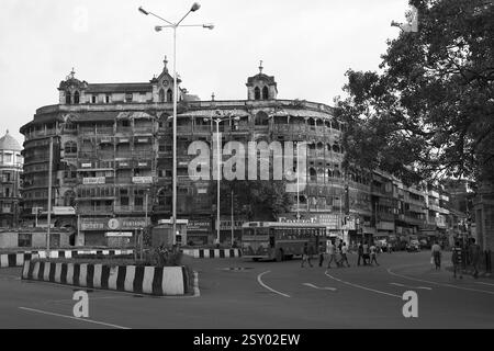 Vecchio edificio residenziale urbano di massa Jer Mahal Mumbai Maharashtra India Asia luglio 2012 Foto Stock