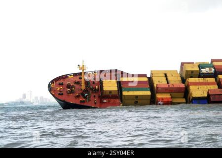 Nave container chitra inclinata pericolosamente in collisione in mare, Bombay Mumbai, Maharashtra, India 9 agosto 2010 Foto Stock