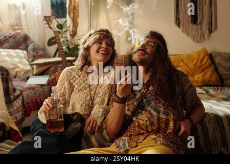 Godetevi una serata rilassante nel soggiorno di Boho Foto Stock