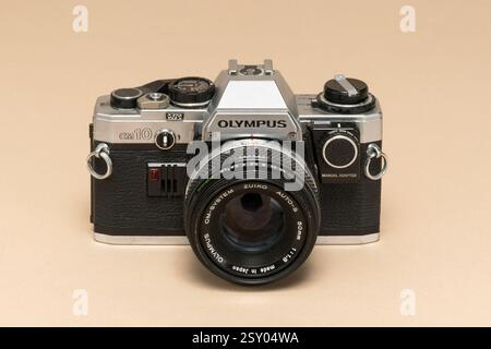 Pavia, Lombardia, Italia - 27 dicembre 2024: Fotocamera automatica Olympus OM 10 dal 1996 al 1987 presso il museo Ctrl+Alt. Era una macchina fotografica automatica, senza manu Foto Stock