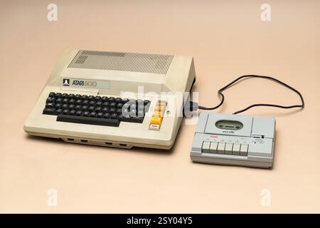 Pavia, Lombardia, Italia - 27 dicembre 2024: Atari 800 con il suo lettore di cassette, 1996 . Primo personal computer Atari, con il nome in codice Colleen. In figura Foto Stock