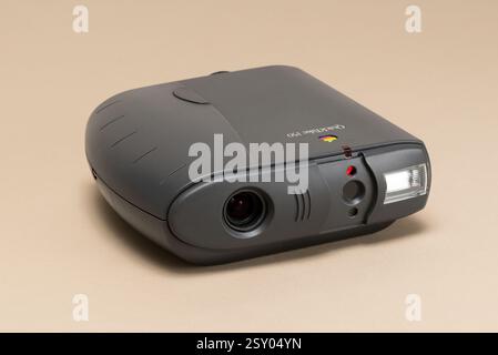 Pavia, Lombardia, Italia - 27 dicembre 2024: Fotocamera digitale Apple Quicktake 150 al Ctrl+Alt Museum. È stata la prima fotocamera digitale Apple con Windows Compa Foto Stock