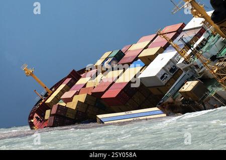 Nave container chitra inclinata pericolosamente in collisione in mare, Bombay Mumbai, Maharashtra, India 9 agosto 2010 Foto Stock