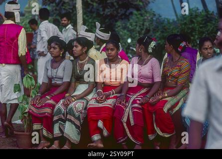 Folk artist ladies warli tribe, maharashtra, India, Asia Foto Stock