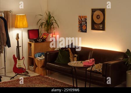 Soggiorno vintage con arredi e strumenti musicali Foto Stock
