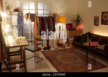 Camera accogliente con arredi vintage e strumenti musicali Foto Stock