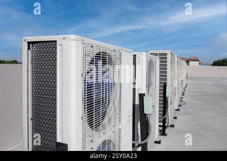 i sistemi di aria condizionata e ventilazione sono installati sul tetto di un edificio industriale. Foto Stock
