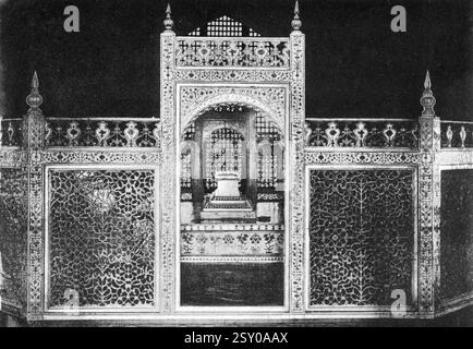 Vecchia foto d'epoca dello schermo che racchiude Sarcophagi all'interno del Taj Agra Delhi India Foto Stock