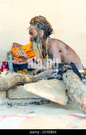 il santo mistico della naga che mostra intense emozioni al festival di mahakumbh Foto Stock
