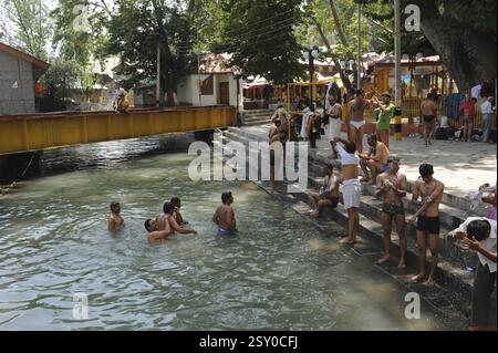 I devoti la balneazione nel fiume, mata kheer bhawani tempio, Jammu Kashmir, India, Asia Foto Stock