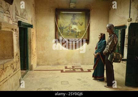 Coppia che rende omaggio al Mahatma Gandhi al SIG. 704 Porbandar Gujrat India Asia Foto Stock