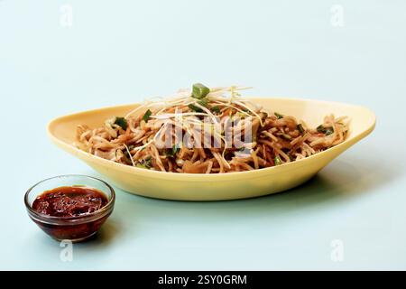 Gli Hakka Noodles di verdure o Manchurian Hakka o Schezwan Noodles o chow mein sono un popolare cibo indocinese servito in una ciotola. Cibo indiano cinese, sele Foto Stock