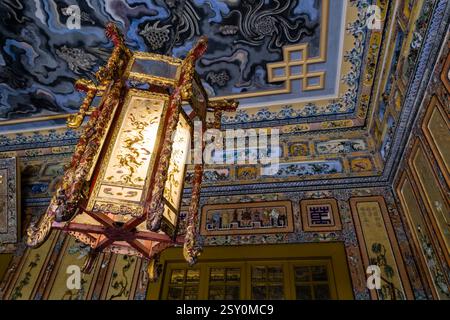 All'interno del Palazzo Thiên Định, la struttura principale del complesso funerario, situata sulla terrazza superiore del complesso Tomba di Khai Dinh, Lăng Khải Định. Foto Stock