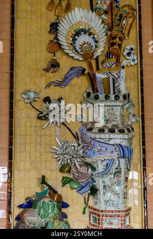 All'interno del Palazzo Thiên Định, la struttura principale del complesso funerario, situata sulla terrazza superiore del complesso Tomba di Khai Dinh, Lăng Khải Định. Foto Stock