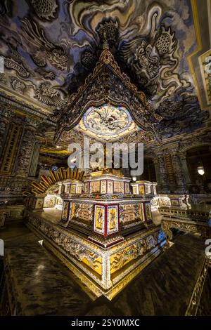 All'interno del Palazzo Thiên Định, la struttura principale del complesso funerario, situata sulla terrazza superiore del complesso Tomba di Khai Dinh, Lăng Khải Định. Foto Stock