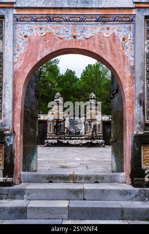 Porta d'ingresso alla tomba dell'imperatore tu Duc, Lăng Tự Đức, al Mausoleo di Khiem, Khiêm Lăng. Foto Stock