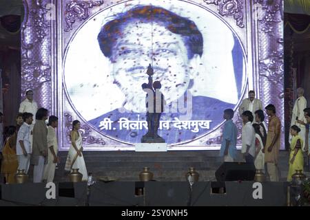 Persone che celebrano il Maharashtra Day a Mumbai Maharashtra India Asia Foto Stock