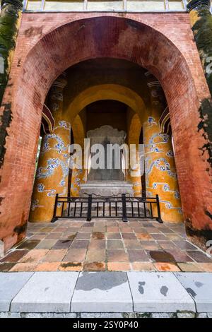 Padiglione stele con un monumento al regno di tu Duc presso la tomba dell'imperatore tu Duc, Lăng Tự Đức, al Mausoleo di Khiem, Khiêm Lăng. Foto Stock