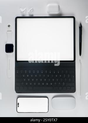 tavolo da ufficio dispositivi elettronici dall'alto mockup a schermo vuoto latpop smartphone ghirlanda per tablet isolare sfondo bianco mouse per computer testa di orologio intelligente Foto Stock