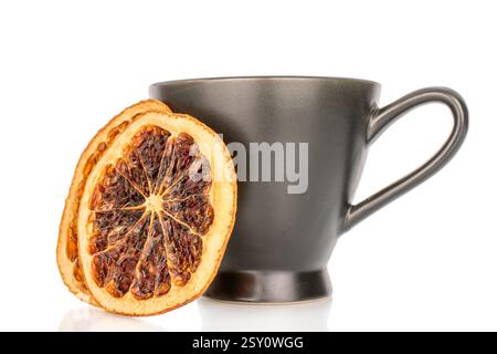 Diverse fette di pompelmo essiccate con una tazza in ceramica, primo piano, isolate su sfondo bianco. Foto Stock