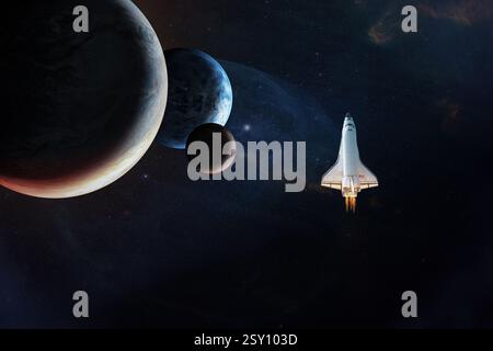 Space Shuttle nello spazio con pianeti alieni. Elementi di questa immagine forniti dalla NASA. Foto Stock