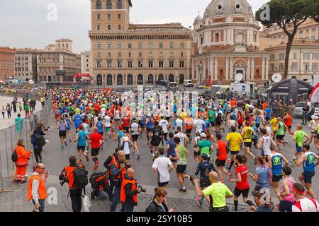 Partenza degli atleti della maratona Roma, Italia - 2 aprile 2017: Partenza degli atleti in via dei fori Imperiali. Roma RM Italia Copyright: XGennaroxLeonardix Foto Stock