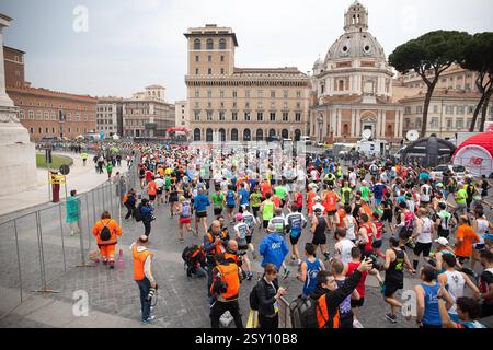 Partenza degli atleti della maratona Roma, Italia - 2 aprile 2017: Partenza degli atleti in via dei fori Imperiali. Roma RM Italia Copyright: XGennaroxLeonardix Foto Stock
