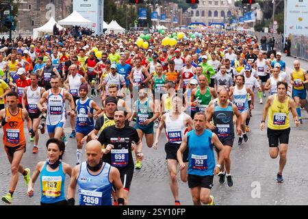 Partenza degli atleti della maratona Roma, Italia - 2 aprile 2017: Partenza degli atleti in via dei fori Imperiali, il Colosseo sullo sfondo. Roma RM Italia Copyright: XGennaroxLeonardix Foto Stock
