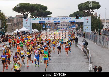 Partenza degli atleti della maratona Roma, Italia - 2 aprile 2017: Partenza degli atleti in via dei fori Imperiali, il Colosseo sullo sfondo. Roma RM Italia Copyright: XGennaroxLeonardix Foto Stock