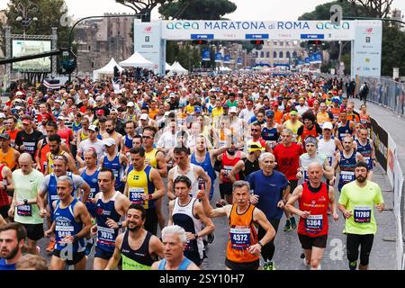 Partenza degli atleti della maratona Roma, Italia - 2 aprile 2017: Partenza degli atleti in via dei fori Imperiali, il Colosseo sullo sfondo. Roma RM Italia Copyright: XGennaroxLeonardix Foto Stock