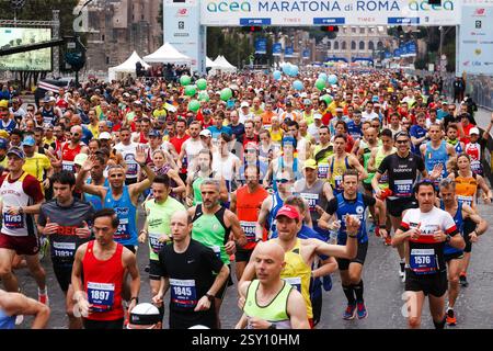 Partenza degli atleti della maratona Roma, Italia - 2 aprile 2017: Partenza degli atleti in via dei fori Imperiali, il Colosseo sullo sfondo. Roma RM Italia Copyright: XGennaroxLeonardix Foto Stock