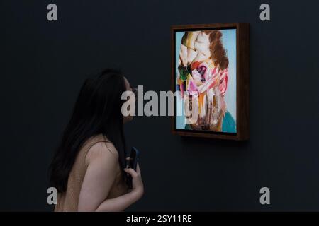 Londra, Regno Unito. 26 febbraio 2025. LONDRA, REGNO UNITO - 26 FEBBRAIO 2025: Un visitatore guarda un dipinto di Adrian Ghenie "Lidless Eye", stima: £ 500.000 - 700.000 durante una chiamata fotografica alla casa d'aste di Sotheby che mostra i punti salienti delle vendite di arte moderna e contemporanea a Londra, Regno Unito, il 26 febbraio 2025. (Foto di Wiktor Szymanowicz/NurPhoto) credito: NurPhoto SRL/Alamy Live News Foto Stock