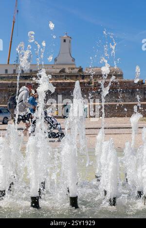 Europa, Portogallo, regione di Oeste, Peniche, fontane su campo da Republica (Piazza) Foto Stock